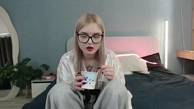 Snapshot of Angel_Share chatting on June 3, 3:09 am Angel Share online show from June 3, 3:09 am