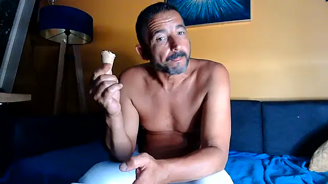 Snapshot of daddy3945 chatting on July 7, 9:46 am daddy3945 online show from July 7, 9:46 am