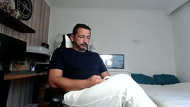 Snapshot of daddy3945 chatting on July 28, 6:20 am daddy3945 online show from July 28, 6:20 am