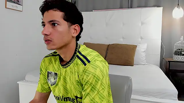 Snapshot of Alejo-and-Thiago chatting on June 22, 12:24 pm Alejo-and-Thiago online show from June 22, 12:24 pm