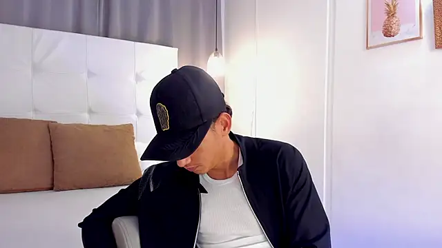 Snapshot of Alejo-and-Thiago chatting on June 24, 12:26 pm Alejo-and-Thiago online show from June 24, 12:26 pm