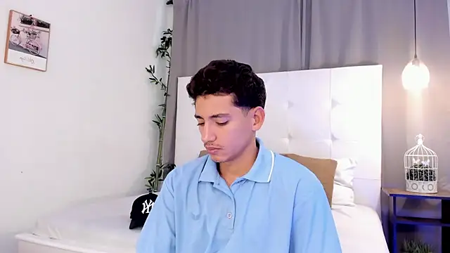 Snapshot of Alejo-and-Thiago chatting on June 27, 12:33 pm Alejo-and-Thiago online show from June 27, 12:33 pm
