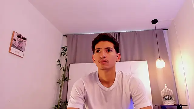 Snapshot of Alejo-and-Thiago chatting on July 2, 12:22 pm Alejo-and-Thiago online show from July 2, 12:22 pm
