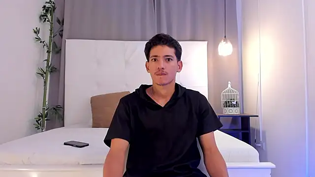 Snapshot of Alejo-and-Thiago chatting on July 6, 12:24 pm Alejo-and-Thiago online show from July 6, 12:24 pm