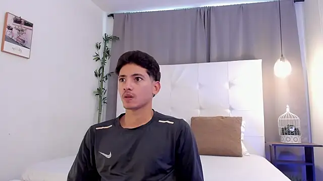 Snapshot of Alejo-and-Thiago chatting on July 13, 1:36 pm Alejo-and-Thiago online show from July 13, 1:36 pm