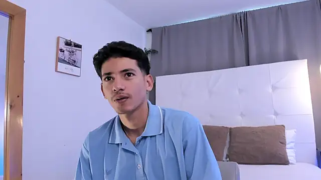 Snapshot of Alejo-and-Thiago chatting on July 14, 12:33 pm Alejo-and-Thiago online show from July 14, 12:33 pm