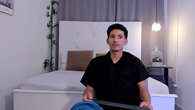 Snapshot of Alejo-and-Thiago chatting on July 18, 12:20 pm Alejo-and-Thiago online show from July 18, 12:20 pm