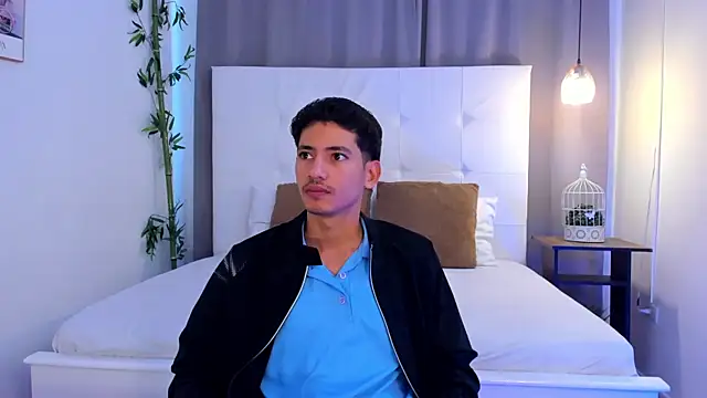 Snapshot of Alejo-and-Thiago chatting on July 20, 1:24 pm Alejo-and-Thiago online show from July 20, 1:24 pm