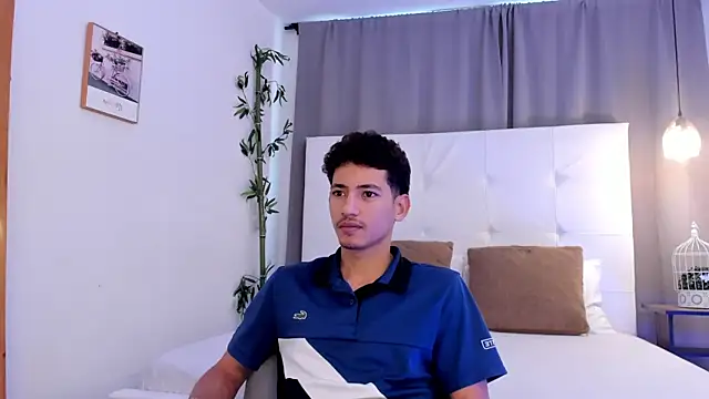 Snapshot of Alejo-and-Thiago chatting on July 21, 12:29 pm Alejo-and-Thiago online show from July 21, 12:29 pm
