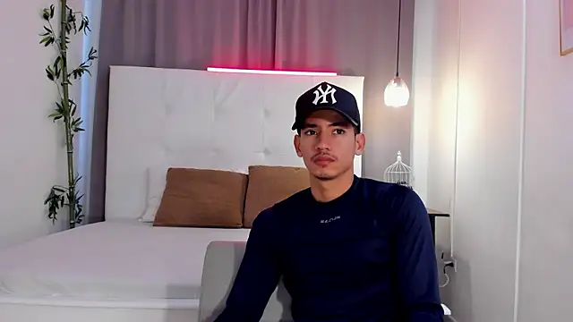 Snapshot of Alejo-and-Thiago chatting on July 24, 12:25 pm Alejo-and-Thiago online show from July 24, 12:25 pm
