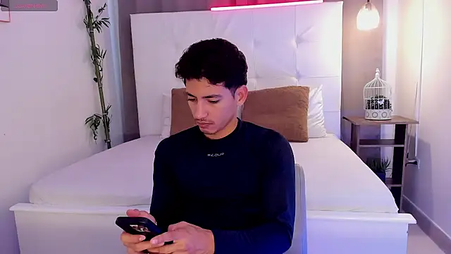 Snapshot of Alejo-and-Thiago chatting on July 29, 12:14 pm Alejo-and-Thiago online show from July 29, 12:14 pm