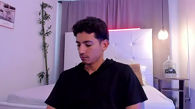 Snapshot of Alejo-and-Thiago chatting on August 1, 12:26 pm Alejo-and-Thiago online show from August 1, 12:26 pm
