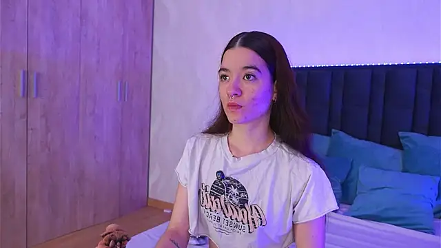 Snapshot of LucyFlame chatting on June 8, 4:02 am LucyFlame online show from June 8, 4:02 am