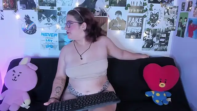Snapshot of helleen21 chatting on May 15, 4:19 am helleen21 online show from May 15, 4:19 am