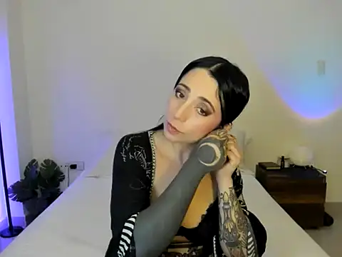 Snapshot of EvangelineLoveee chatting on June 1, 9:38 pm EvangelineLoveee online show from June 1, 9:38 pm
