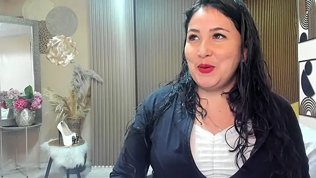 Snapshot of BBWLuxuryMuse chatting on May 25, 11:38 am BBWLuxuryMuse online show from May 25, 11:38 am