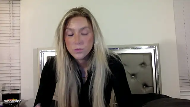 Snapshot of Misss_alyssaaa chatting on June 10, 4:12 am Misss alyssaaa online show from June 10, 4:12 am