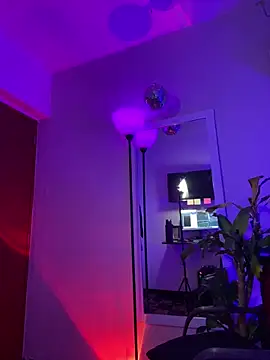 Snapshot of LarryGarzon chatting on May 6, 11:21 pm LarryGarzon online show from May 6, 11:21 pm
