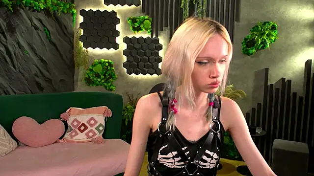 Snapshot of shishka_angel chatting on May 22, 6:20 am shishka angel online show from May 22, 6:20 am
