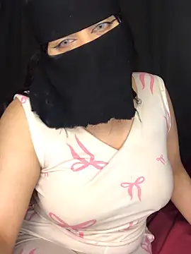 Snapshot of Gamillaa chatting on June 2, 6:32 pm Gamillaa online show from June 2, 6:32 pm