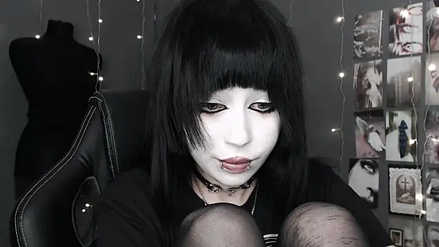 lucy8bit online show from May 2, 10:15 pm