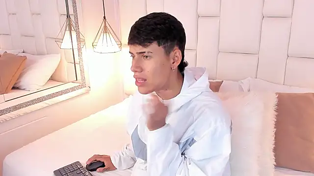 Snapshot of JacobFerrer chatting on June 18, 5:39 pm JacobFerrer online show from June 18, 5:39 pm