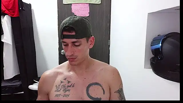 Snapshot of RaulRico chatting on June 18, 12:22 am RaulRico online show from June 18, 12:22 am
