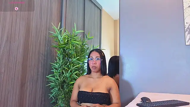 Snapshot of Karlie_moore_ chatting on May 21, 9:22 pm Karlie moore online show from May 21, 9:22 pm