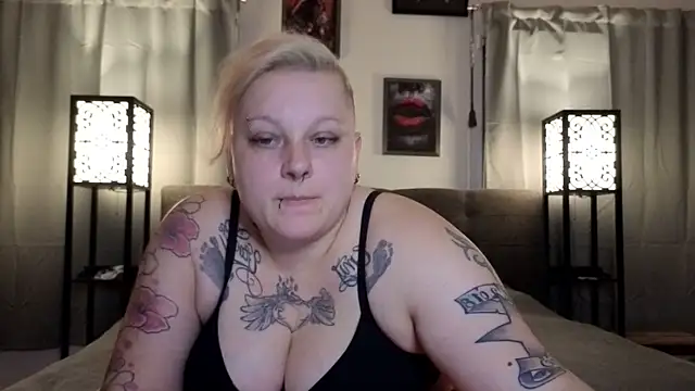 Snapshot of Lady_Peggi chatting on May 22, 9:09 pm Lady Peggi online show from May 22, 9:09 pm