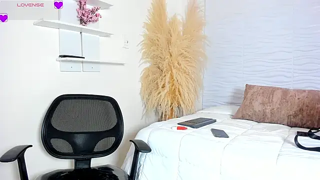 Snapshot of BritneyAndMaleth chatting on May 15, 10:17 pm BritneyAndMaleth online show from May 15, 10:17 pm