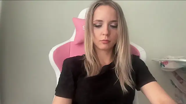 Snapshot of SisiBunny chatting on June 11, 4:38 pm SisiBunny online show from June 11, 4:38 pm