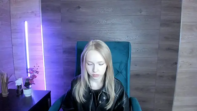 LovvieLov online show from May 6, 9:03 am