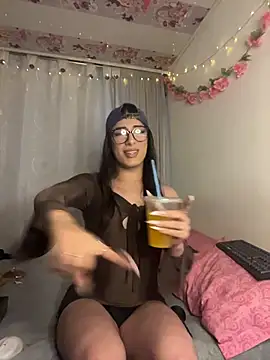Snapshot of Sweett_maddy chatting on June 28, 11:33 pm Sweett maddy online show from June 28, 11:33 pm
