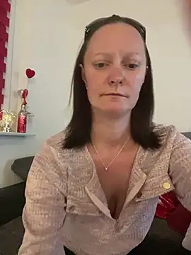 Snapshot of LindaLee90 chatting on May 17, 10:50 pm LindaLee90 online show from May 17, 10:50 pm