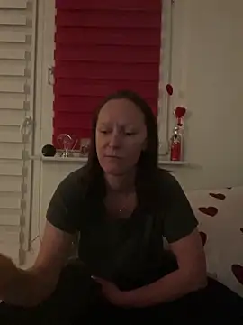 Snapshot of LindaLee90 chatting on June 8, 10:43 pm LindaLee90 online show from June 8, 10:43 pm