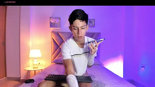 Snapshot of Baby_noahtt chatting on June 19, 1:26 pm Baby noahtt online show from June 19, 1:26 pm