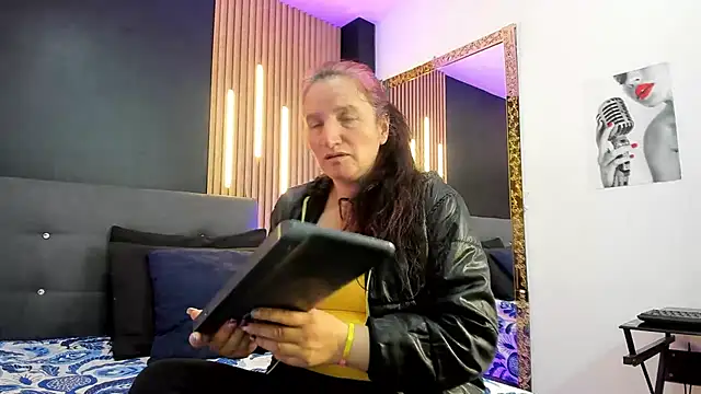Snapshot of CloeMature chatting on August 5, 2:36 am CloeMature online show from August 5, 2:36 am