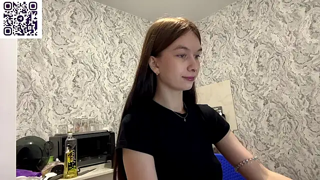 Snapshot of HinaDesire chatting on June 6, 8:24 pm HinaDesire online show from June 6, 8:24 pm