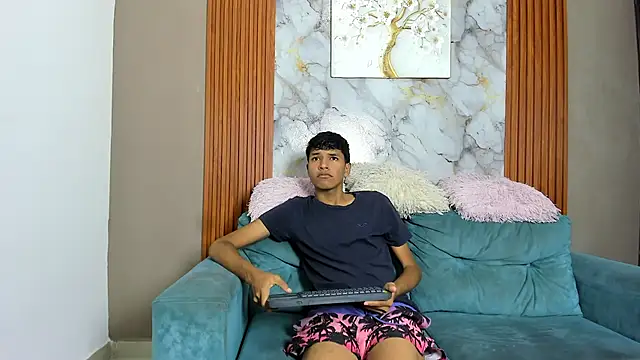 Snapshot of BOUL_GUYS chatting on May 17, 1:47 am BOUL GUYS online show from May 17, 1:47 am