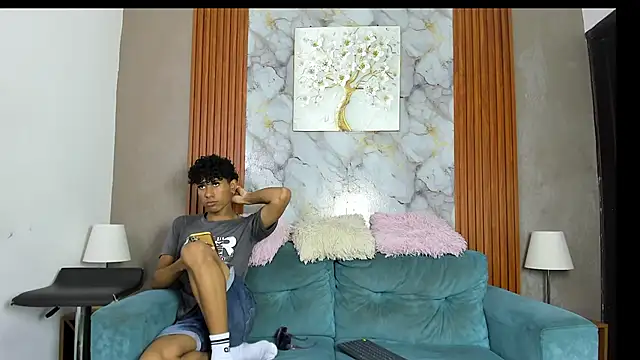 Snapshot of BOUL_GUYS chatting on June 17, 1:19 am BOUL GUYS online show from June 17, 1:19 am