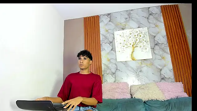 Snapshot of BOUL_GUYS chatting on July 10, 1:21 am BOUL GUYS online show from July 10, 1:21 am