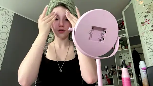 Snapshot of Kate_Wingurielle chatting on May 13, 9:06 am Kate Wingurielle online show from May 13, 9:06 am
