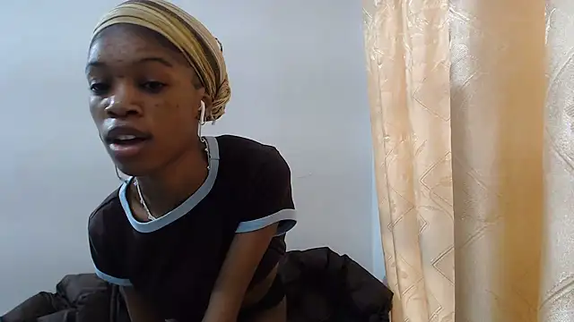 Snapshot of PetiteBarbie_05 chatting on June 25, 7:35 am PetiteBarbie 05 online show from June 25, 7:35 am