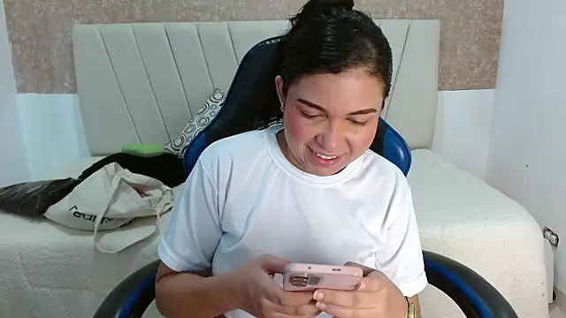 Snapshot of AliceSmity__ chatting on July 15, 12:32 pm AliceSmity online show from July 15, 12:32 pm