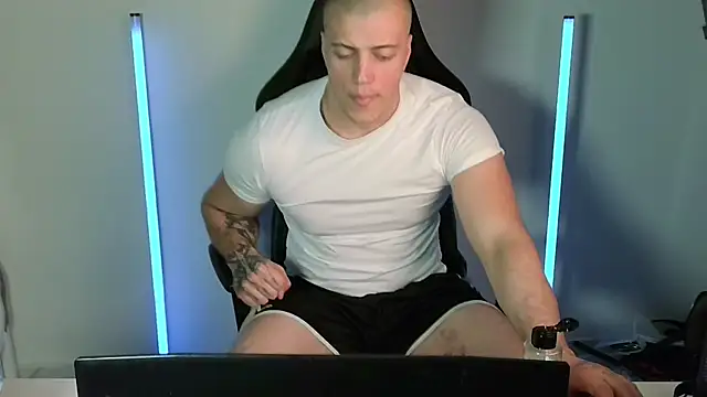 Snapshot of Bigbaald chatting on June 7, 8:51 am Bigbaald online show from June 7, 8:51 am