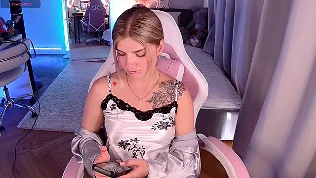 Snapshot of Leri_One chatting on June 8, 6:36 am Leri One online show from June 8, 6:36 am