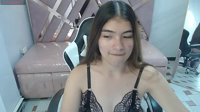 Snapshot of alesia_v_v chatting on May 20, 8:37 pm alesia v v online show from May 20, 8:37 pm