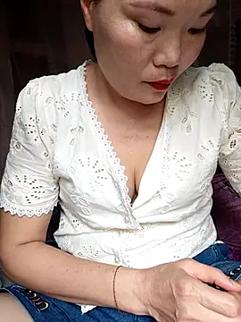 Snapshot of -Trici- chatting on July 13, 7:44 am -Trici- online show from July 13, 7:44 am