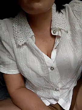 Snapshot of -Trici- chatting on August 6, 5:53 am -Trici- online show from August 6, 5:53 am