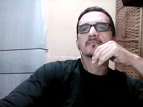 Snapshot of DouglasBr22 chatting on May 10, 3:33 am DouglasBr22 online show from May 10, 3:33 am